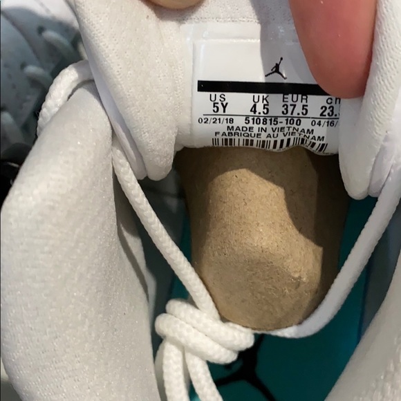 Air Jordan 12 Retro (Gs) - Picture 2 of 5